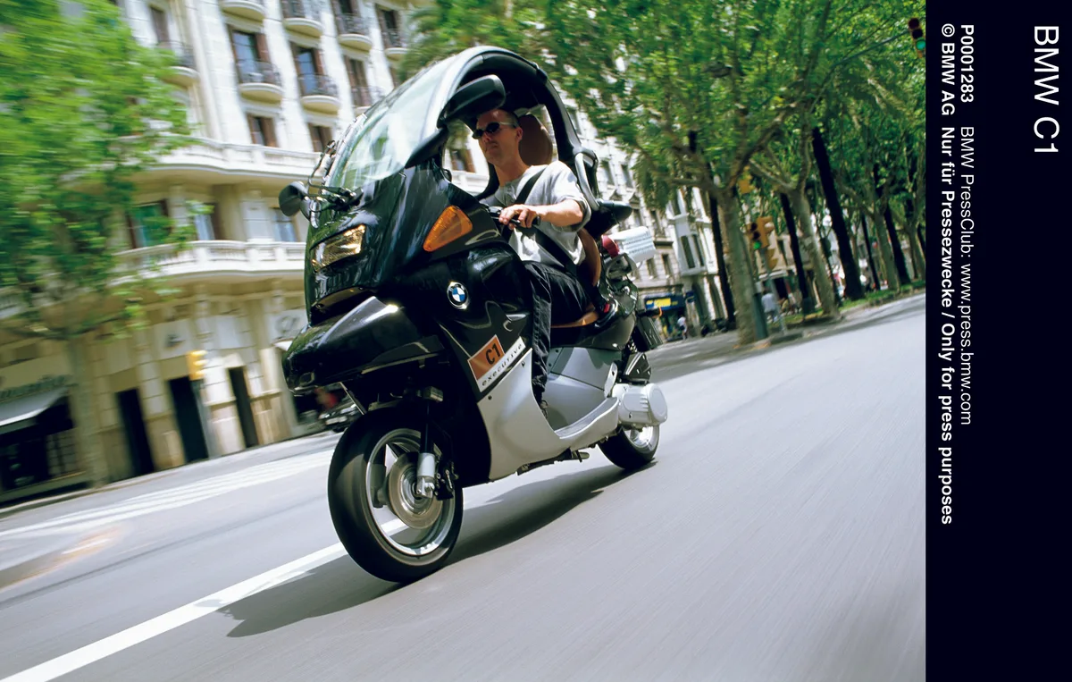 BMW C1 — scooter met dak en veiligheidsframe.