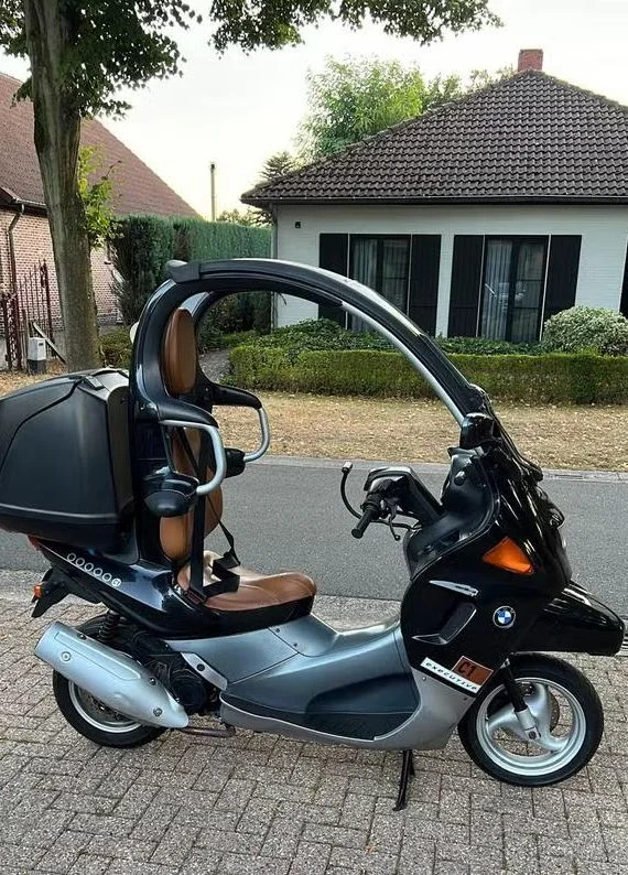 BMW C1 — scooter met dak en veiligheidsframe.