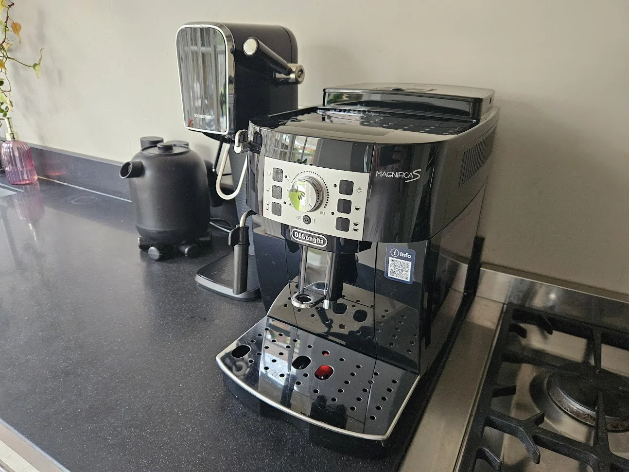 De nieuwe De'Longhi op het aanrecht.