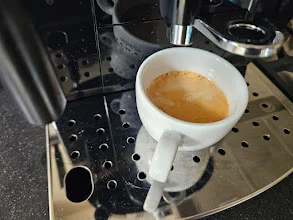 Een bakje espresso met crema.