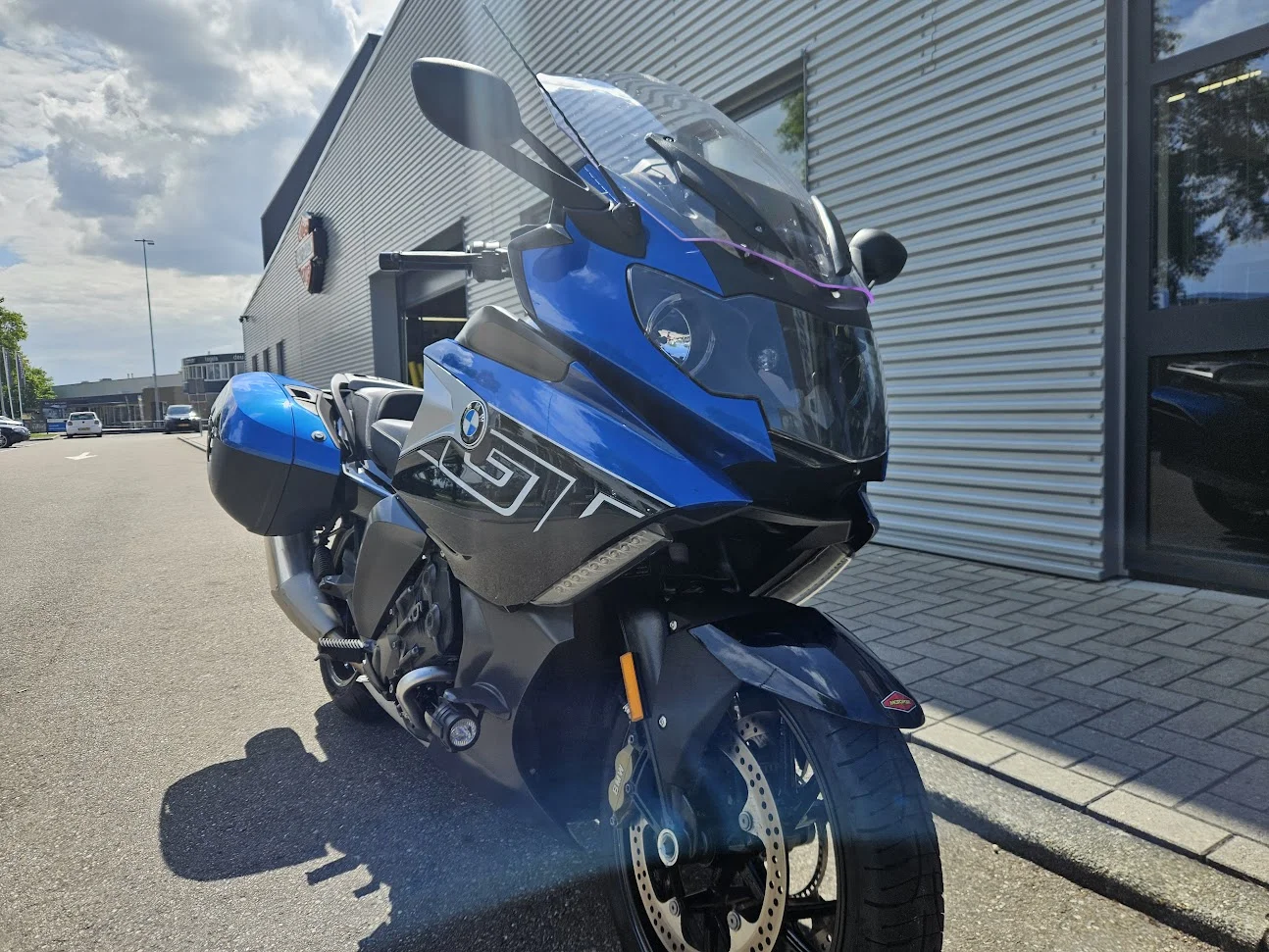 BMW K1600GT, glanzend in het zonlicht.